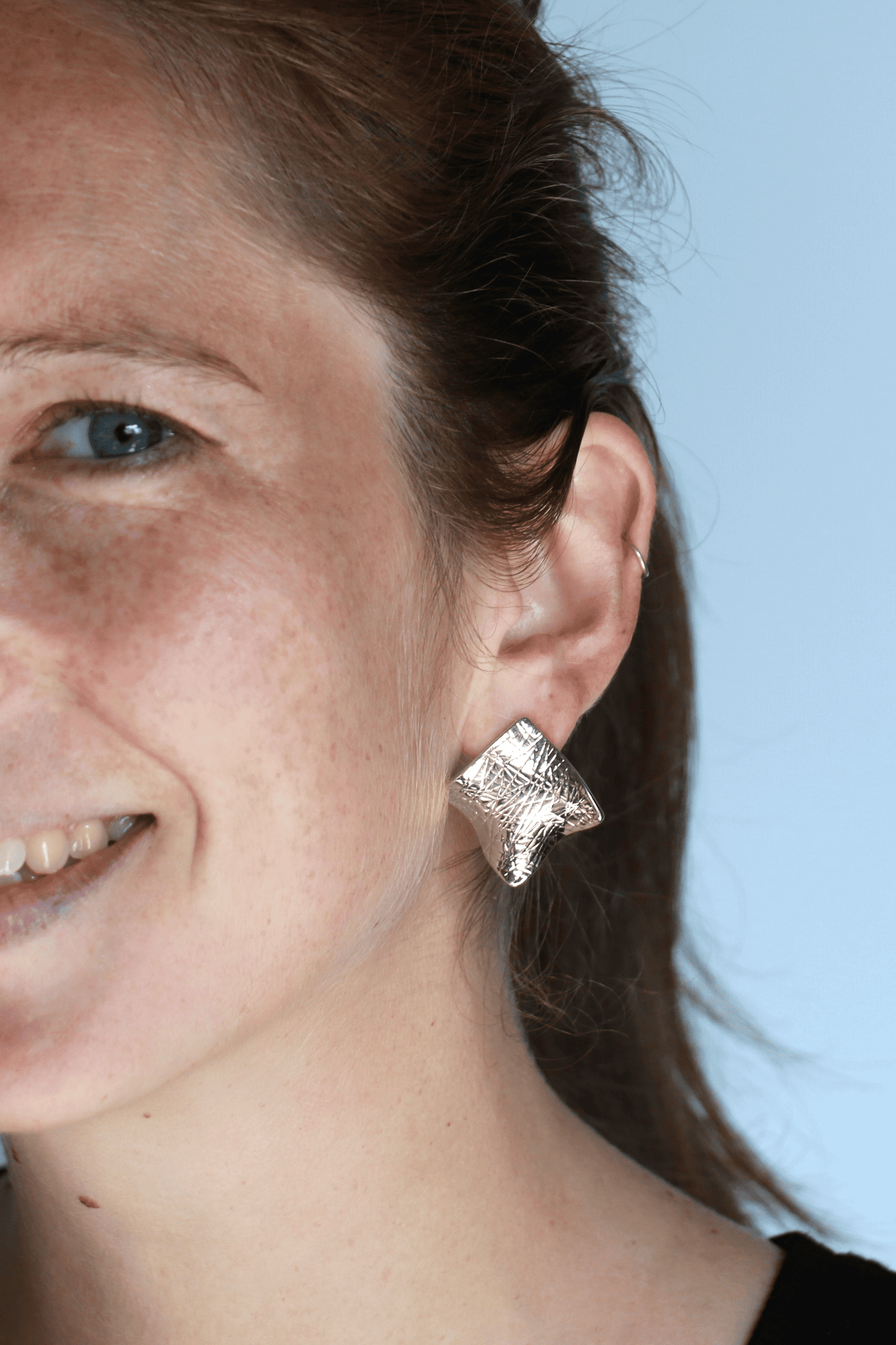 BOUCLES D’OREILLES CARRÉES EN RELIF Vague