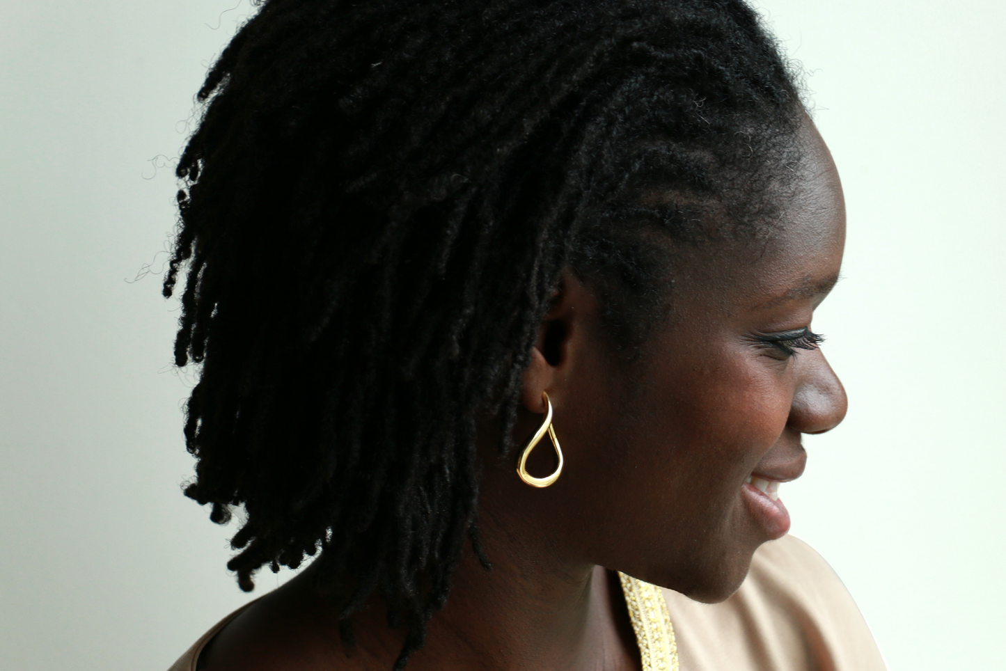 boucles_d_oreilles_femme_creoles_irreguliere_goutte_d_eau_doree