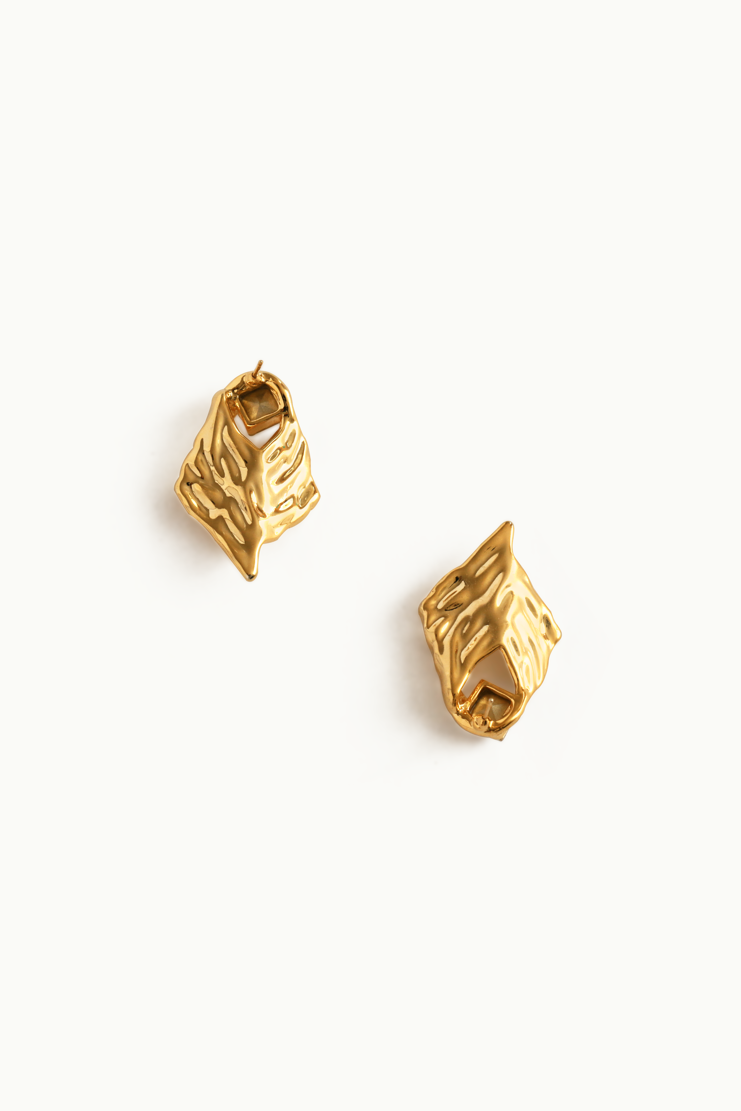 boucles_d_oreilles_femme_grandes_puces_or_18_carats_feuille_elegante_doree