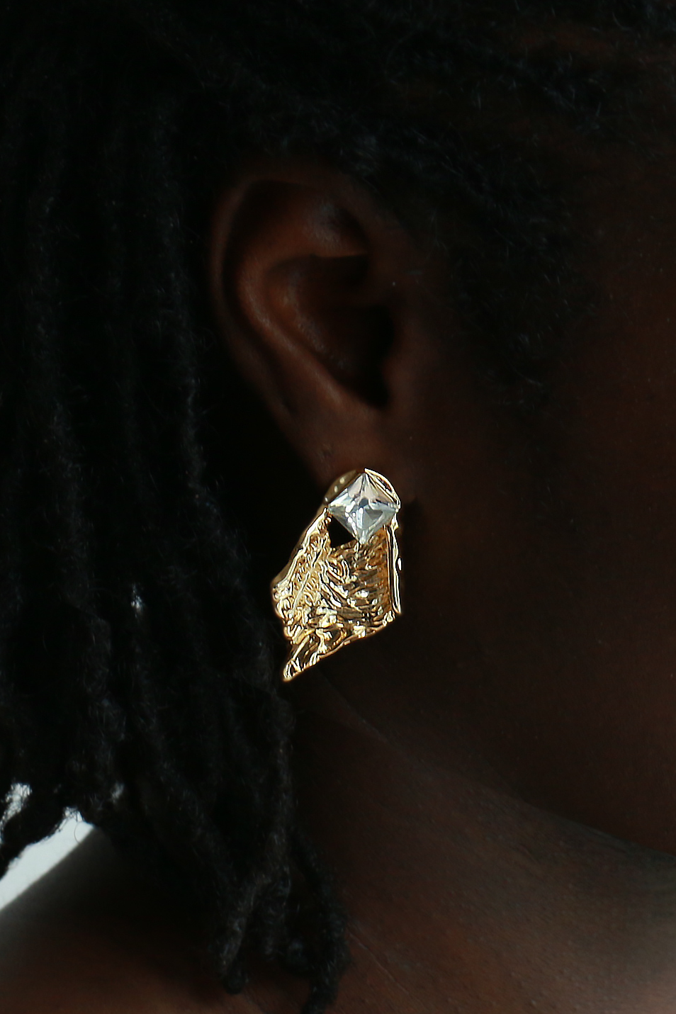 boucles_d_oreilles_femme_grandes_puces_or_18_carats_feuille_elegante_doree_originale